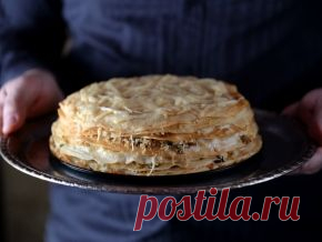Блинный торт с курицей и грибами Ингредиенты Для блинов: Мука - 1 стакан Молоко - 2 стакана Яйцо куриное - 2 шт. Масло растительное - 2 ст.л. Соль - щепотка Сахар - 1 ч.л. Для начинки: Филе куриное - 700 г Шампиньоны - 400 г Лук репчатый - 1 шт. Укроп - 0,5 пука Соль - по вкусу Перец ч.м. - по вкусу Масло растительное - 2-3 ст.л. Для соуса: Сметана - 4 ст.л. Майонез - 3 ст.л. Соль и перец - по вкусу Сыр твердый - 150-200 г