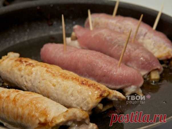 Рулетики мясные к праздничному столу 
Ингредиенты-Свиное филе - 700 г-Грибы - 500 г-Лук репчатый - 2 шт-Яйцо куриное - 2 шт-Сыр твердый - 150 г-Сливки - 1 стакан-Соль - по вкусу-Перец черный молотый - по вкусу-Масло подсолнечное - 40 гНа…