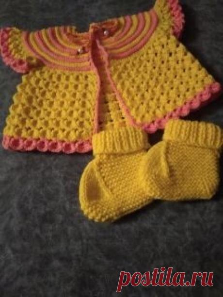 Комплект на девочку 3-4 месяца из акриловой пряжи.