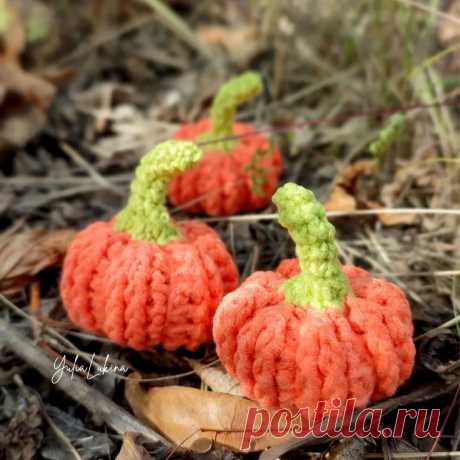 PDF Тыковка крючком. FREE crochet pattern; Аmigurumi toy patterns. Амигуруми схемы и описания на русском. Вязаные игрушки и поделки своими руками #amimore - маленькая тыква, декоративный овощ на Хеллоуин.