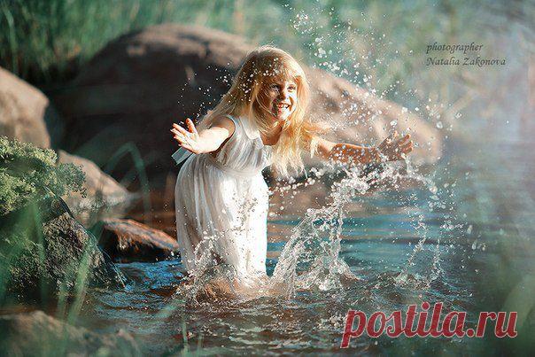 Не нужно обижаться и грустить,
Жалеть себя - плохое утешение!
Не можешь в жизни что-то изменить,
Ты измени своё к ней отношение!