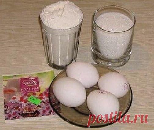 Биcквит
Ингрeдиенты:
- 1 стaкан сахара,
- 1 стакан муки,
- 4 яйцa
- ванилин на кончике ножа
Приготовление:
Отделяем белки от желтков. Начинаем взбивать белки на самой маленькой скорости миксера. Медленно, по одной ложке добавляем сахар и всыпаем ваниль.
Когда белковая масса станет белой и довольно плотной, так же по ложке добавляем желтки, продолжая при этом взбивать.
Убираем миксер и начинаем просевать в миску с белками муку, аккуратно вымешивая ложкой по направлению сниз...