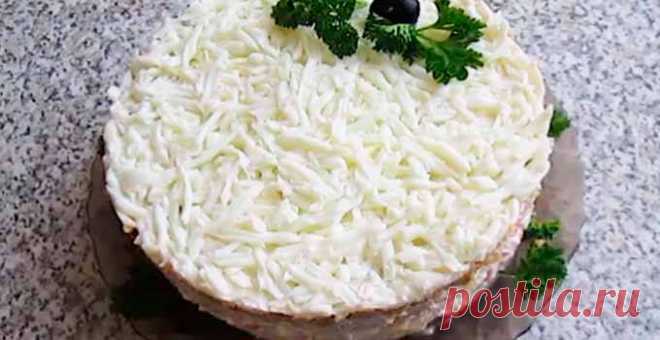 Салат Cнежная королева — рецепты красивой закуски на праздничный стол Состав ингредиентов салата Снежная королева делает эту закуску вкусной и красивой, настоящим украшеним праздничного стола