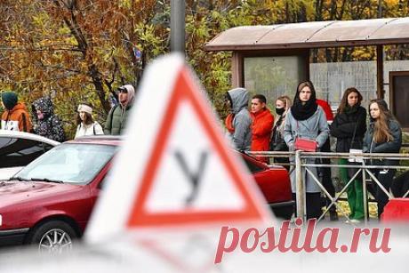 Водительские права в России захотели выдавать после предъявления военного билета. В Государственную Думу внесен законопроект об обязанности предъявлять военный билет при получении водительских прав, лицензии на оружие, а также регистрации по месту жительства или месту пребывания. Данное требование касается только тех россиян, которые должны состоять на воинском учете.