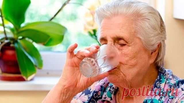 ОЧИЩЕНИЕ ОРГАНИЗМА ДЛЯ ПОЖИЛЫХ ЛЮДЕЙ 

Вы замечали, что пожилые люди даже пахнут по-другому? А все из-за накопленных в организме токсинов.... С годами организм зашлаковывается вредными веществами... 

Рецепт №1 

Замочите на ночь рис в кастрюле, утром воду слейте (она должна быть мутноватой) и залейте свежей водой. Поставьте на медленный огонь. Дождитесь момента закипания и быстро снимите кастрюлю с плиты. Воду слейте, а рис хорошенько промойте в сите под проточной водой. ...