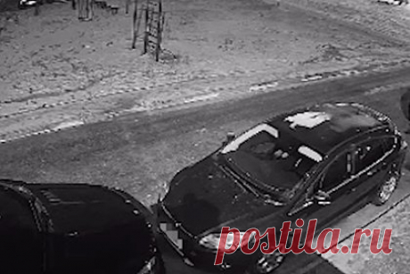 Россиянка в нижнем белье выпала из окна восьмого этажа и попала на видео. В Пыть-Яхе Ханты-Мансийского автономного округа (ХМАО — Югра) девушка в нижнем белье выпала из окна с восьмого этажа и выжила. Происшествие в российском городе попало на видео. Как утверждает Ural Mash, россиянка до этого потеряла мать и бабушку и впала в депрессию.