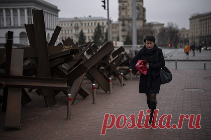В Киеве решили демонтировать часть заграждений и блокпостов. Власти Киева решили демонтировать часть инженерных заграждений и блокпостов, возведенных в 2022 году. «Некоторые блокпосты и инженерные сооружения останутся, часть инженерных заграждений перейдет в "спящий режим", другие инженерные заграждения полностью демонтируют», — сказал представитель властей Сергей Попко.