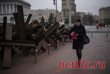 В Киеве решили демонтировать часть заграждений и блокпостов. Власти Киева решили демонтировать часть инженерных заграждений и блокпостов, возведенных в 2022 году. «Некоторые блокпосты и инженерные сооружения останутся, часть инженерных заграждений перейдет в "спящий режим", другие инженерные заграждения полностью демонтируют», — сказал представитель властей Сергей Попко.