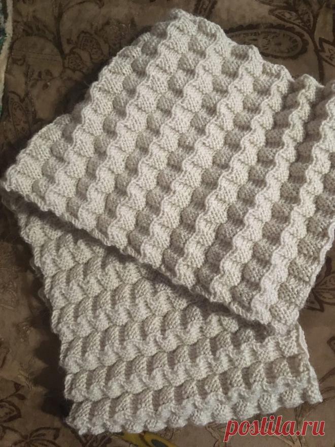 Объемный 3D узор спицами Шикарный, очень объемный узор спицами. Он выглядит очень эффектно, а вязать одно удовольствие, нужно чередовать изнаночные и лицевые петли. Он очень красиво складывается в гармошку, поэтому можно использовать для вязания детского платья или юбки. Отлично будет выглядеть плед, снуд или...