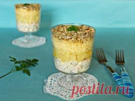 Салат с курицей, ананасом, сыром и грецкими орехами слоями — рецепт с фото Побалуйте себя и свою семью в выходные дни замечательным сытным и вкусным салатом с курицей, ананасом, сыром и грецкими орехами.