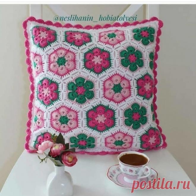 Мотив крючком для романтичной подушки