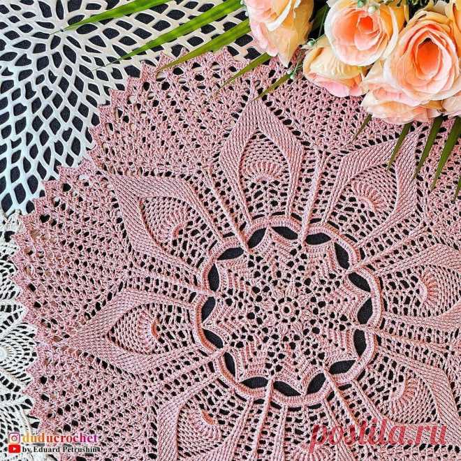 Вязаные салфетки. Стильный предмет интерьера или пережиток прошлого?  ⇩⇩
Связанные крючком салфетки в последнее время стали не просто элементами интерьера, а и модной тенденцией. Но, как и у всего, у таких вещиц есть свои плюсы и минусы. Давайте разберёмся, что же хорошего и плохого в вязаных салфетках? 
Плюсы вязаных салфеток ↑
1. Универсальность. Это очень удобно в том случае, если вы любите экспериментировать с интерьером. С помощью таких элементов можно изменить дизайн комнаты, например, в…