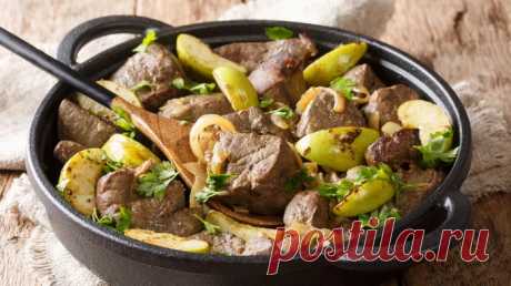 Получается пикантно и нежно: рецепт куриной печени с яблоками Куриная печень готовится с яблоками. И фруктовые нотки смягчают чуть резковатый вкус печени. Если захотите вместо куриной использовать телячью или гов...