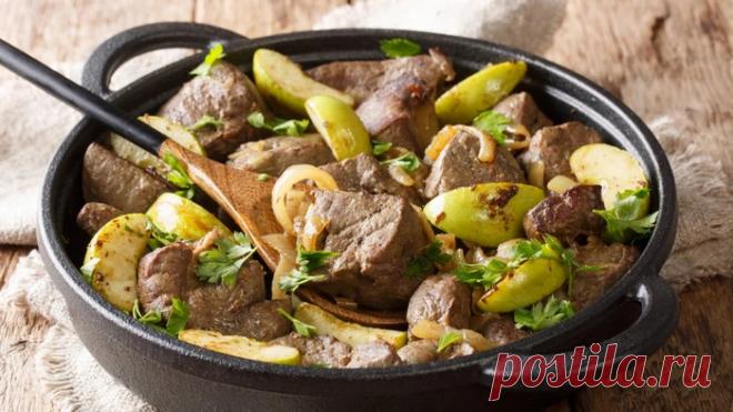 Получается пикантно и нежно: рецепт куриной печени с яблоками Куриная печень готовится с яблоками. И фруктовые нотки смягчают чуть резковатый вкус печени. Если захотите вместо куриной использовать телячью или гов...