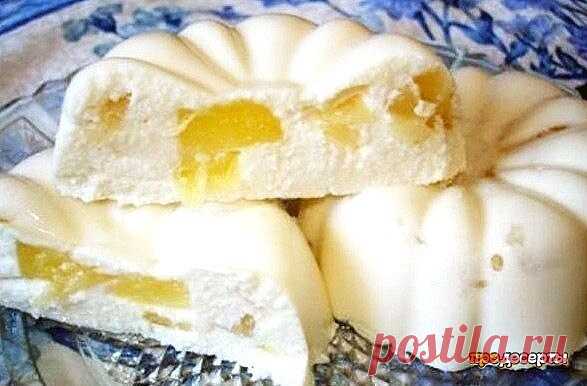 Бланманже творожное

Нежный десерт, который нравится взрослым и детям. Этот изумительный десерт готовится без выпечки.

Для приготовления бланманже творожного понадобится:
0,5 стакана молока;
1 пакетик (15 г) желатина;
1 пакетик (10 г) ванильного сахара;
250 г творога;
0,5 стакана сметаны;
0,5 стакана сахарной пудры;
2 колечка ананаса (или другие фрукты). Я взяла клубнику

В молоке развести желатин и оставить для набухания на 20 минут.
Творог смешать с сахарной пудрой, сме...