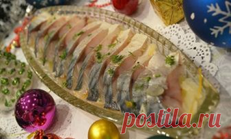 СКУМБРИЯ МАРИНОВАННАЯ БЫСТРАЯ за 1 Час ЯЗЫК ПРОГЛОТИШЬ! Рыбка маринуется в Соке Апельсина. Не переживайте сладкой она не получится. Уверяю Вам Понравится не только сама Скумбрия, но и Овощи в которых она мариновалась! Очень Вкусная и Достойная Закуска. Такую Вкуснятину смело можно подавать на Праздничный Стол 
Сохрани рецепт пригодится! Поделись с друзьями этой находкой :)
 Ингредиенты:  
Скумбрия мороженная 1 шт.
Лук репчатый 2 шт.
Стебель сельдерея 2 шт.
Апельсин 2 шт.
Ц...