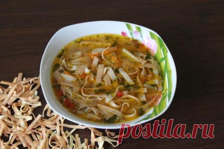 Куриный суп с домашней пастой. 

Ирина Ерёмина (Дупак) наш автор в группе на одноклассниках

Рецепт пасты. Стандартное тесто: МУКА - 300 гр.; ЯЙЦА - 3 шт.; СОЛЬ - щепотка; РАСТИТЕЛЬНОЕ МАСЛО - 1 ч.л. Замесить однородное тесто, завернуть в пленку и дать отдохнуть один час. Тесто становится эластичное. Тонко раскатать и нарезать пасту. Я её подсушила и сразу чуть поджарила в духовке. Мы такую любим. И для хранения. Попробуйте, очень вкусно. ПРИЯТНОГО АППЕТИТА!