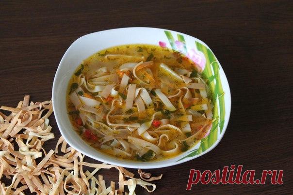 Куриный суп с домашней пастой. 

Ирина Ерёмина (Дупак) наш автор в группе на одноклассниках

Рецепт пасты. Стандартное тесто: МУКА - 300 гр.; ЯЙЦА - 3 шт.; СОЛЬ - щепотка; РАСТИТЕЛЬНОЕ МАСЛО - 1 ч.л. Замесить однородное тесто, завернуть в пленку и дать отдохнуть один час. Тесто становится эластичное. Тонко раскатать и нарезать пасту. Я её подсушила и сразу чуть поджарила в духовке. Мы такую любим. И для хранения. Попробуйте, очень вкусно. ПРИЯТНОГО АППЕТИТА!