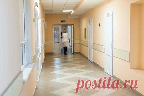 Ребенок упал с седьмого этажа в Новой Москве. Трехлетний мальчик выпал из окна седьмого этажа на улице Лазурная в Новой Москве. По данным ведомства, ребенка доставили в больницу в тяжелом состоянии. Он выпал из окна после того как оперся руками на москитную сетку. В момент падения в квартире находился отец мальчика.