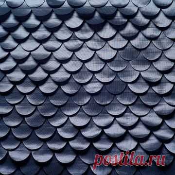 Des écailles de sirène ? Non, un tissu en taffetas avec découpes laser en polyester effet sirène. Référence 170 001, 323 ¤ le m en 140 cm de large, Élitis.