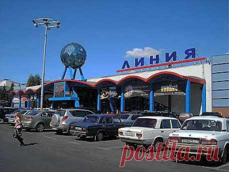 Гипермаркет Линия в Белгороде, формат - «cash&amp;carry». 

    Позиционирование - магазин низких цен;
    Ассортимент - 20 000 наименований;
    Общая площадь - 14 000 кв.м.;
    Собственное производство: пекарня, кондитерский и мясорыбный цеха, кулинария;
    Время работы - 24 часа;
    Парковка - 500 мест.
    На втором этаже отделы с одеждой, парфюмерией, турецкий ресторан.