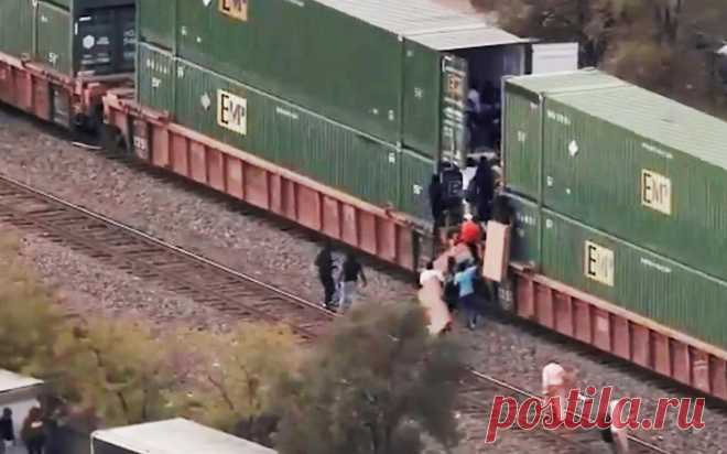 Ограбление поезда в Чикаго попало на видео. В Чикаго толпа людей разграбила грузовой поезд, стоявший на путях, пишет ABC7Chicago.
