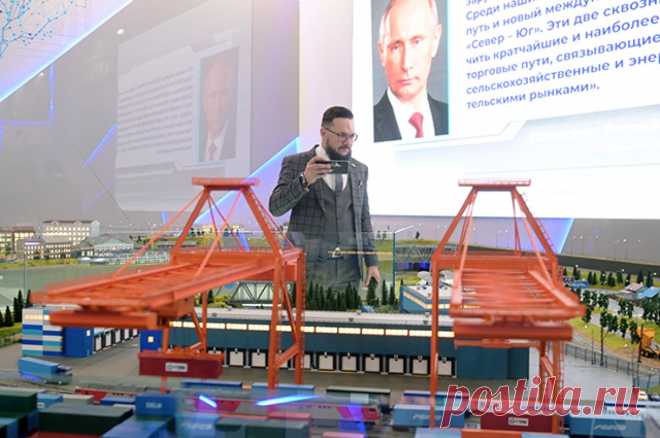 Гордость России. На ВДНХ открылись экспозиции Минтранса и Минстроя. На выставке "Россия" открылись экспозиции "Россия в движении" и "Строим будущее". На них гости павильона могут ознакомиться с главными достижениями в сфере транспорта, строительства и жилищно-коммунального хозяйства.