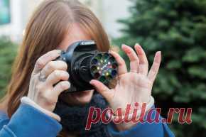 Pentax K-3 – зеркальная камера старшего уровня. Матрица APS-C разрешения 24 Мп, оптическая стабилизация на сдвиге матрицы, отсутствие сглаживающего фильтра и имитация его работы путем вибрации матрицы, видоискатель со стеклянной пентапризмой, монитор разрешения 1037000 точек, диапазон ISO 100–51200, Full HD видео 1920x1080p@60i/50i/30p/25p/24p.