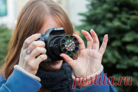 Pentax K-3 – зеркальная камера старшего уровня. Матрица APS-C разрешения 24 Мп, оптическая стабилизация на сдвиге матрицы, отсутствие сглаживающего фильтра и имитация его работы путем вибрации матрицы, видоискатель со стеклянной пентапризмой, монитор разрешения 1037000 точек, диапазон ISO 100–51200, Full HD видео 1920x1080p@60i/50i/30p/25p/24p.