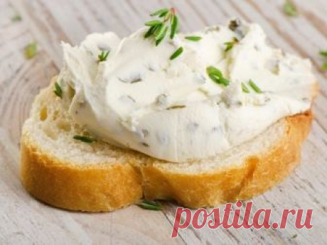 Домашний плавленый сыр с шампиньонами и зеленью.