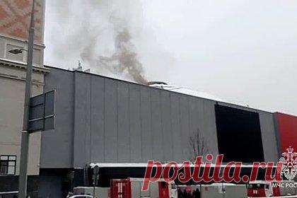 Пожар в московском Театре Сатиры попал на видео. Пожар в московском Театре Сатиры на Триумфальной площади попал на видео. На опубликованных МЧС кадрах виден серый дым, идущий с крыши здания. На улице возле театра припаркованы множество пожарных автомобилей, а также машина скорой помощи. В МЧС заявили, что огонь быстро распространяется по деревянным конструкциям.