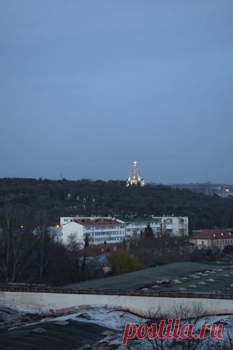 Вечерние виды на окрестности и огромный заброшенный завод в Севастополе. И с утра прогуляемся по территории завода.