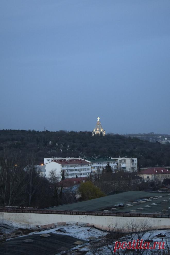 Вечерние виды на окрестности и огромный заброшенный завод в Севастополе. И с утра прогуляемся по территории завода.