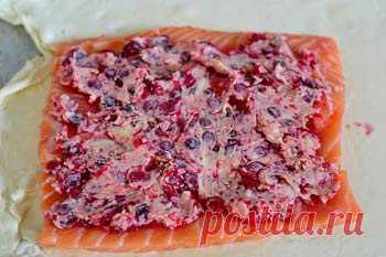 Семга с клюквой в слоеном тесте - рецепт с пошаговыми фото / Меню недели