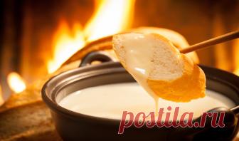 ЧЕТЫРЕ РЕЦЕПТА ШВЕЙЦАРСКОЙ КУХНИ Швейцарская кухня — союз итальянской, французской, немецкой кулинарных традиций, но в то же время каждый кантон предлагает собственные оригинальные рецепты. НЕМЕЦКАЯ ШВЕЙЦАРИЯ Немецкий регион Швейцарии — это колыбель страны...