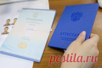 В трех российских регионах захотели выдавать аттестаты без экзаменов. В Белгородской, Курской и Брянской области захотели выдавать аттестаты без экзаменов. Об этом заявил глава Рособрнадзора Анзор Музаев.