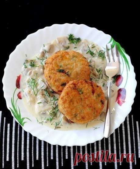 КУРИНЫЕ КОТЛЕТЫ С СЫРОМ И ГРИБНОЙ СОУС