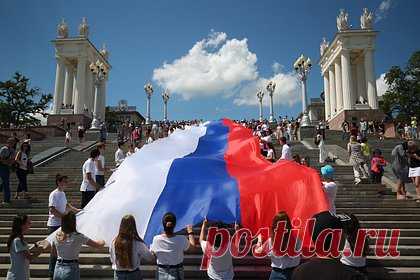День государственного флага России в 2025 году: суть, история и традиции. Сегодня, 22 августа, День государственного флага России. Именно в этот день 1991 года российский триколор был впервые поднят на здании Верховного Совета РСФСР. Тогда же был принят закон, признавший этот флаг официальным символом России. «Лента.ру» рассказывает об истории флага России и его значении.