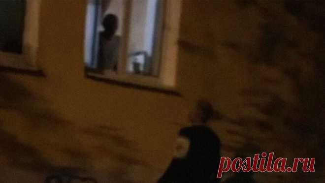 Жителя Свердловской области задержали за попытку вломиться в квартиру с ножом. В Свердловской области мужчина вломился с ножом в дом, где находились женщина и ребенок. Об этом сообщает группа "Верхняя Пышма Среднеуральск 8 район" во "Вконтакте". Очевидцы сняли произошедшее на видео. На ролике ...