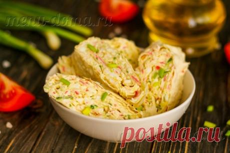 Рулет из лаваша с крабовыми палочками и плавленым сыром, и яйцом