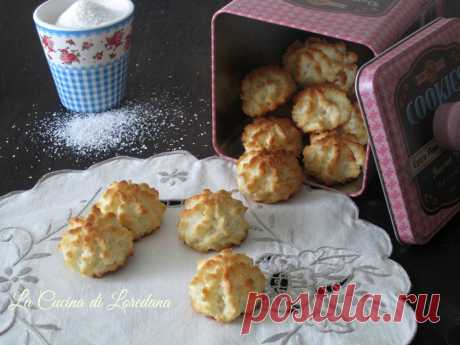 Biscotti morbidi al cocco - Ricetta semplice e veloce I Biscotti morbidi al Cocco sono semplici e veloci da preparare, non contengono farina e burro e si preparano semplicemente utilizzando solo un pentolino.