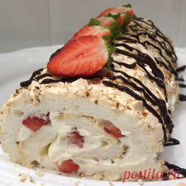 Он сведёт тебя с ума🤤 ⠀ 
Смотреть со звуком)⠀
Нежнейший, таящий во рту, меренговый рулет🍓 ⠀ ⠀

Листай карусель, там подробный видео-рецепт. ⠀ ⠀

Ингредиенты:
Для коржа⬇️
🥚Белок - 7 шт.
🍯Сахар - 260 гр.
🥡Кукурузный крахмал - 2 ст.л.
🍋Сок лимона ~ 1 ст.л.
🥜Орешки дробленые (я взяла грецкий+миндаль) - отмеряем глазомером, чтоб посыпать корж ⠀ ⠀

Для крема⬇️
🍼Сливки 33% - 200 гр.
🧀Творожный/сливочный сыр - 100 гр.
🍯Сахар ванильный - 8 гр.(1 пакетик)
🍓Клубника, либо ...