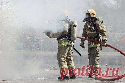 19-летний парень поджег военкомат в российском городе и сбежал. В Мурманске 19-летний парень поджег местный военкомат и сбежал. После задержания юноша пояснил, что действовал не из собственных побуждений, а боялся шантажа со стороны неизвестного, с которым переписывался в интернете. О происшествии в российском городе сообщает издание Baza.