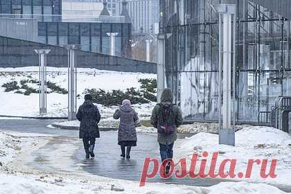 Назван срок схода снега в Москве. Научный руководитель Гидрометцентра Роман Вильфанд заявил, что, несмотря на то, что точную дату схода снега в Москве и Подмосковье спрогнозировать невозможно, вероятнее всего, это произойдет не раньше первой декады апреля. Сугробы по итогам зимы оказались нетипично высокими, но таянию снега поможет теплая погода.