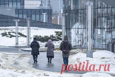 Назван срок схода снега в Москве. Научный руководитель Гидрометцентра Роман Вильфанд заявил, что, несмотря на то, что точную дату схода снега в Москве и Подмосковье спрогнозировать невозможно, вероятнее всего, это произойдет не раньше первой декады апреля. Сугробы по итогам зимы оказались нетипично высокими, но таянию снега поможет теплая погода.