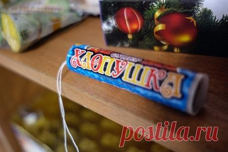 Девятилетний россиянин поиграл с петардой и лишился трех пальцев. В Нальчике девятилетний мальчик лишился пальцев после игры с петардой. Ребенок нашел пиротехнику дома, вынес ее во двор и начал с ней играть. Один из снарядов взорвался в руке ребенка, из-за чего он потерял пальцы. Врачи не смогли сохранить безымянный палец и мизинец, средний палец уцелел частично.