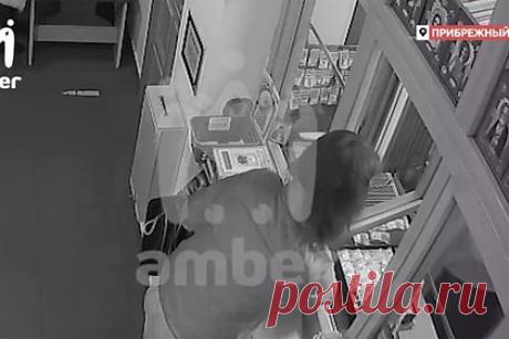 Прихожанка украла из российского храма украшения на десятки тысяч рублей. Прихожанка вынесла из российского храма в Прибрежном украшения на десятки тысяч рублей. Выяснилось, что женщина Анна складывала в карманы кольца, цепочки и крестики, когда продавщица магазина отходила от прилавка в церковной лавке храма Святой княгини Ольги. Всего ей удалось украсть аксессуаров на 100 тысяч рублей.