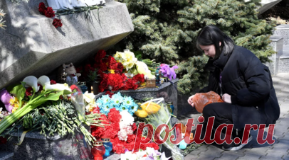 Люди несут цветы и свечи к стихийному мемориалу у «Крокуса». В Московской области продолжается панихида по жертвам теракта в «Крокусе» на 40-й день после трагедии. К стихийному мемориалу около сгоревшего концертного зала люди несут цветы, свечи, игрушки и портреты погибших. Читать далее