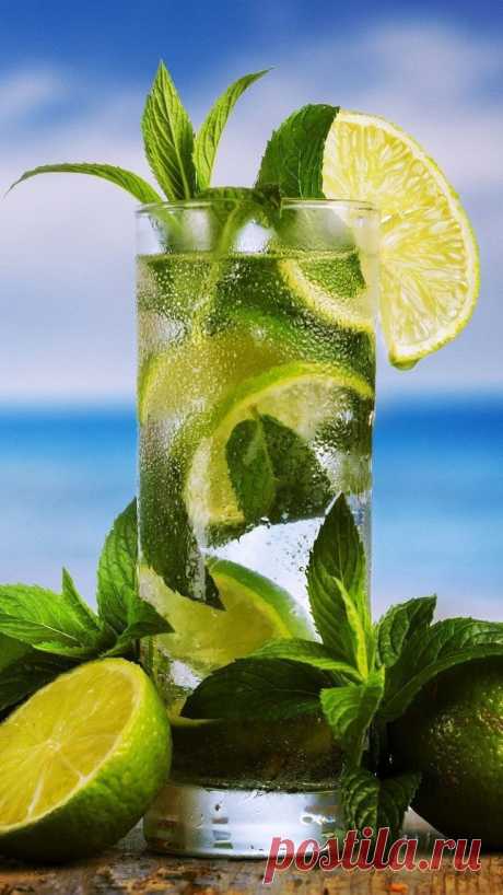 Мохи́то (исп. Mojito) — алкогольный коктейль на основе светлого рома и листьев мяты.