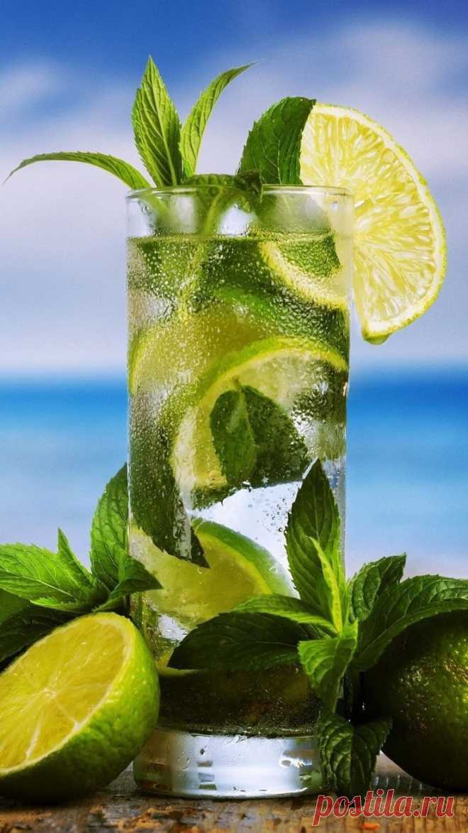 Мохи́то (исп. Mojito) — алкогольный коктейль на основе светлого рома и листьев мяты.